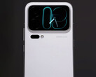 La pantalla trasera parece tener unos biseles más estrechos. En la imagen: una captura de pantalla del vídeo de presentación en el que se muestra el Xiaomi 18 Pro.