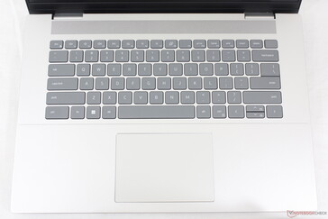 El teclado sigue siendo idéntico al modelo del año pasado, mientras que el clickpad ha recibido algunas actualizaciones visuales