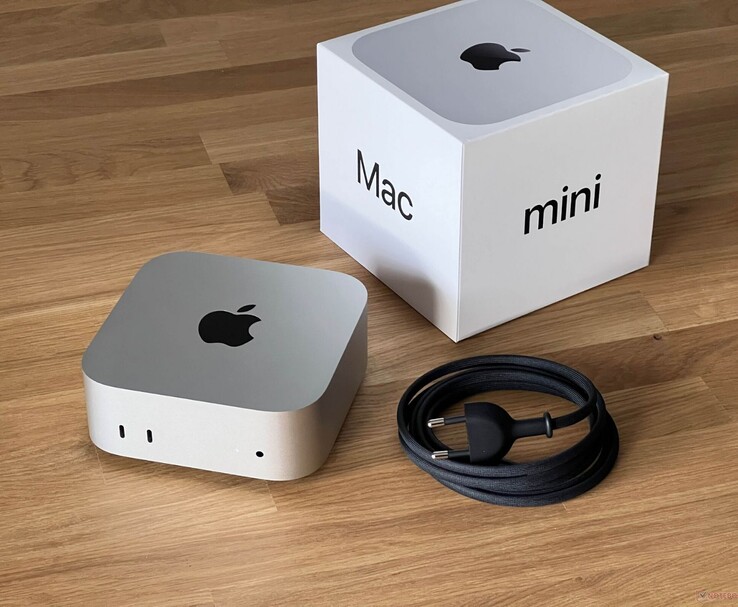 Apple Mac mini de sobremesa mostrado con caja de venta al público y cable de alimentación (Fuente de la imagen: Notebookcheck)