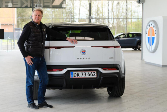 El CEO de Fisker, Henrik Fisker, entregó el primer modelo de producción Ocean en su Fisker Center+ de Copenhague. (Fuente de la imagen: Fisker)