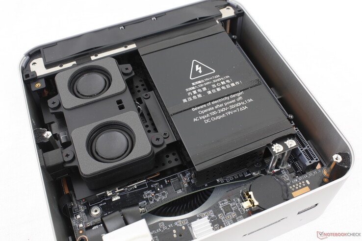 El acceso a las dos ranuras SODIMM y a las dos ranuras SSD M.2 2280 requiere un desmontaje adicional