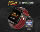 Reloj para videojuegos Street Fighter II: My Play Watch con correa roja, detalles con acabado dorado y una segunda pantalla de reloj, sobre un fondo oscuro texturizado.