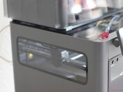 Hay ventanas a ambos lados, aunque calificaríamos su utilidad práctica de bastante limitada