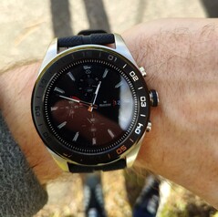 Uso del reloj LG Watch W7 en el exterior a la sombra