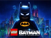 LEGO Batman, vestido con su atuendo clásico, de pie frente al perfil urbano de Gotham City, salpicado por la lluvia.