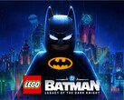LEGO Batman, vestido con su atuendo clásico, de pie frente al perfil urbano de Gotham City, salpicado por la lluvia.