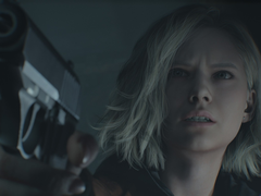 Una captura de pantalla de la protagonista de Resident Evil Reqiuem, Grace Ashcroft, sosteniendo una pistola