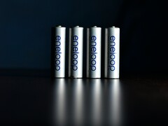 Una imagen que muestra cuatro pilas AA