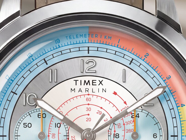 Primer plano de la esfera del cronógrafo Timex Marlin Neo Classic, en el que se aprecian su escala telemétrica azul, su escala taquimétrica roja y sus dos subesferas.
