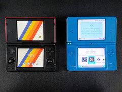 La RG DS de Anbernic junto a una Nintendo DSi XL. (Fuente de la imagen: ETA Prime)