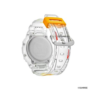 Vista trasera en ángulo del G-Shock transparente con temática Gundam que muestra el fondo de la caja de acero inoxidable y los gráficos detallados de la correa.