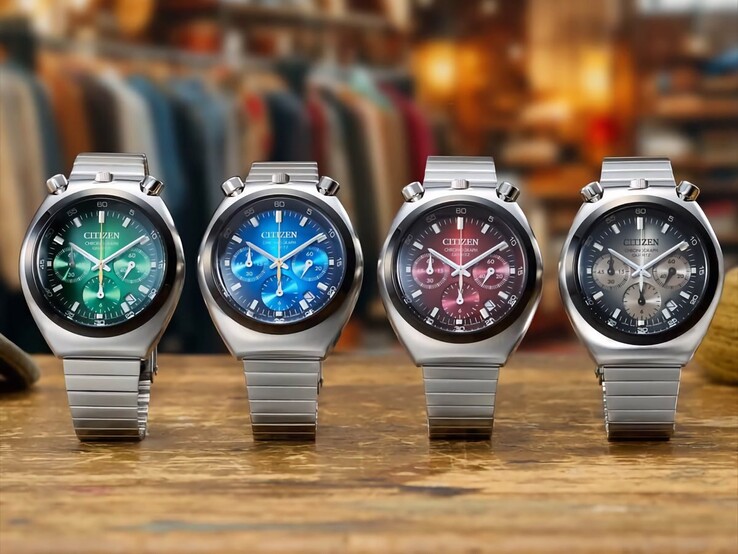Cuatro relojes Citizen Tsuno Chronograph exhibidos lado a lado sobre una superficie de madera, con esferas degradadas en verde, azul, rojo y gris y acero inoxidable