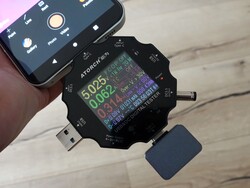 El InfiRay P2 Pro conectado a nuestro probador USB