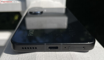 Parte inferior: altavoz, USB-C 2.0, micrófono, doble SIM