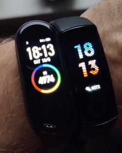 El número de pasos que midió la Banda de Honor 5 no es realista. Los resultados de Mi Band 4 están a la izquierda; la Honor Band 5 está a la izquierda.