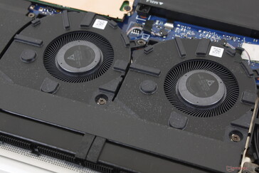 La solución de refrigeración consiste en dos ventiladores de ~45 mm con dos tubos de calor compartidos entre la CPU y la GPU