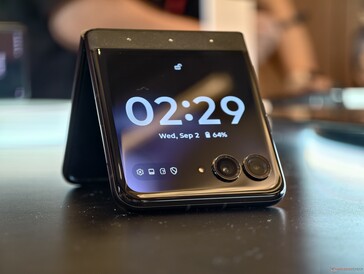 Pantalla de la carcasa del Motorola Razr 70 con cristales de Swarovski
