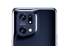 El Oppo Find X5 Pro tiene una discreta pero gruesa carcasa de cámara. (Fuente de la imagen: Roland Quandt &amp;amp; WinFuture)