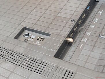 Los puertos LAN, de audio y USB sobresalen directamente de la parte trasera del televisor, lo que dificulta la gestión de los cables