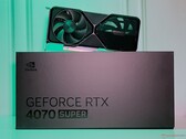 La RTX 4070 SUPER Founders Edition cuenta con 7.168 núcleos CUDA, un boost clock de 2.475 MHz y 12 GB de VRAM.