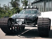 Tras ser equipado con cadenas de 1,3 toneladas métricas cada una, el Tesla Model 3 es apenas reconocible (Imagen: The Real Life Guys)