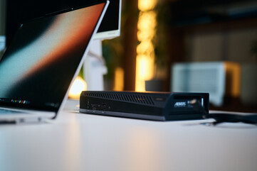 Colocada en posición horizontal sobre el escritorio, esta carcasa de perfil bajo ofrece un rápido acceso frontal a los puertos de expansión USB-A y USB-C, además de su discreta iluminación RGB de estado.