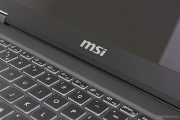 Curiosamente, MSI sigue utilizando su antiguo diseño de logotipo en la parte frontal de la pantalla