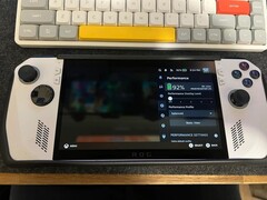 El ASUS ROG Ally Z1 Extreme modded ejecutando SteamOS, mostrando una duración de batería proyectada de más de 8 horas con una carga del 92%. (Fuente de la imagen: u/BetweenInkandPaper vía Reddit)