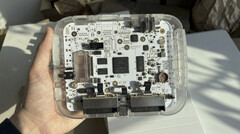 Prototipo transparente de la consola FPGA SuperStation One Lite de $200 que muestra su placa de circuito interna