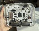 Prototipo transparente de la consola FPGA SuperStation One Lite de $200 que muestra su placa de circuito interna