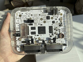 Prototipo transparente de la consola FPGA SuperStation One Lite de $200 que muestra su placa de circuito interna