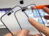 El iPhone 15 Pro Max tiene fama de ofrecer los biseles más finos de toda la serie iPhone 15. (Fuente de la imagen: Bilibili)