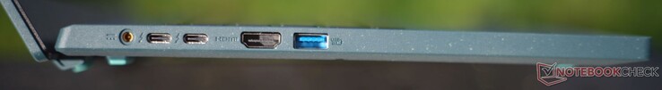 Izquierda: puerto de carga, 2x Thunderbolt 4, HDMI 2.1, USB-A 3.2 Gen1