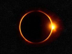 Una imagen que muestra un eclipse solar con un anillo de fuego.