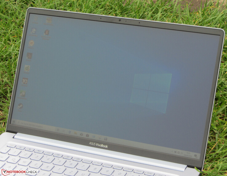 El VivoBook al aire libre (rodado bajo un cielo completamente nublado).