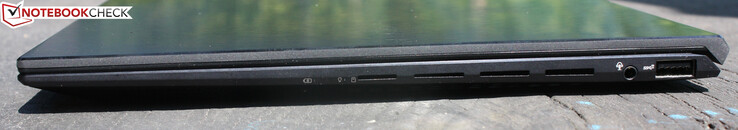 Derecha: lector de tarjetas microSD, puerto de audio combinado, USB 3.0 Tipo-A