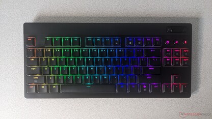 Razer BlackWidow V4 Teclado HyperSpeed TKL de bajo perfil Iluminación RGB Chroma (Fuente de la imagen: Adam Corsetti)