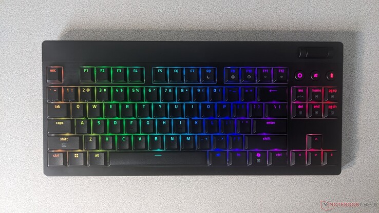 BlackWidow V4 HyperSpeed TKL con efectos RGB arco iris