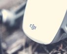 Un primer plano del logotipo de DJI en un dron.