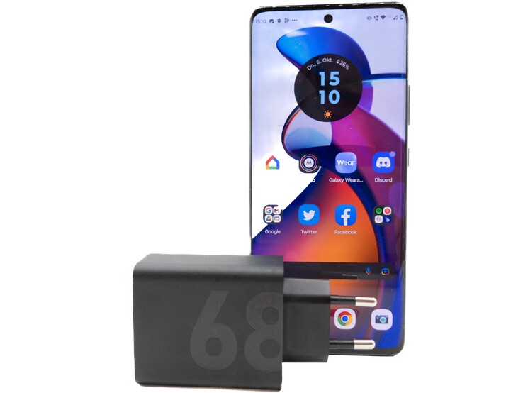 El Motorola Edge 30 Fusion viene con un adaptador de corriente de 68 vatios