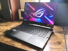 El próximo ROG Strix Scar 15 ha aparecido en la FCC, modelo actual fotografiado. (Fuente de la imagen: NotebookCheck)