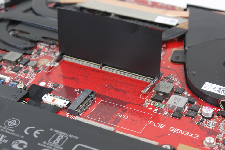 La ranura secundaria vacía M.2 2280 se encuentra adyacente a la ranura SODIMM DDR4 libre.