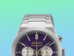 Primer plano de la mitad superior del Seiko HGK003, en el que destacan la caja angular de acero inoxidable, los eslabones superiores del brazalete, los pulsadores superiores y la parte superior de la esfera morada, sobre un fondo con un vibrante degradado de verde y azul.