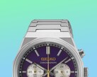 Primer plano de la mitad superior del Seiko HGK003, en el que destacan la caja angular de acero inoxidable, los eslabones superiores del brazalete, los pulsadores superiores y la parte superior de la esfera morada, sobre un fondo con un vibrante degradado de verde y azul.