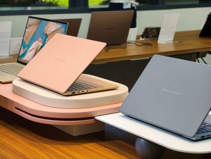 Los portátiles Zenbook 14 Copilot AI 2026 vienen en color Beige Zabriskie, Coral Komodo y Azul Ártico (de izquierda a derecha).
