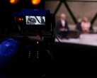 Una fotografía de una cámara grabando una entrevista 