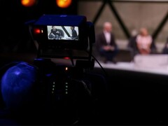 Una fotografía de una cámara grabando una entrevista