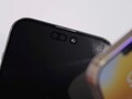 El iPhone 14 Pro Max y su doble cámara perforada de cerca. (Fuente de la imagen: Unbox Therapy)