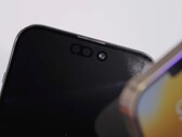 El iPhone 14 Pro Max y su doble cámara perforada de cerca. (Fuente de la imagen: Unbox Therapy)