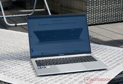 El GeekBook M16 en uso al aire libre, a la sombra